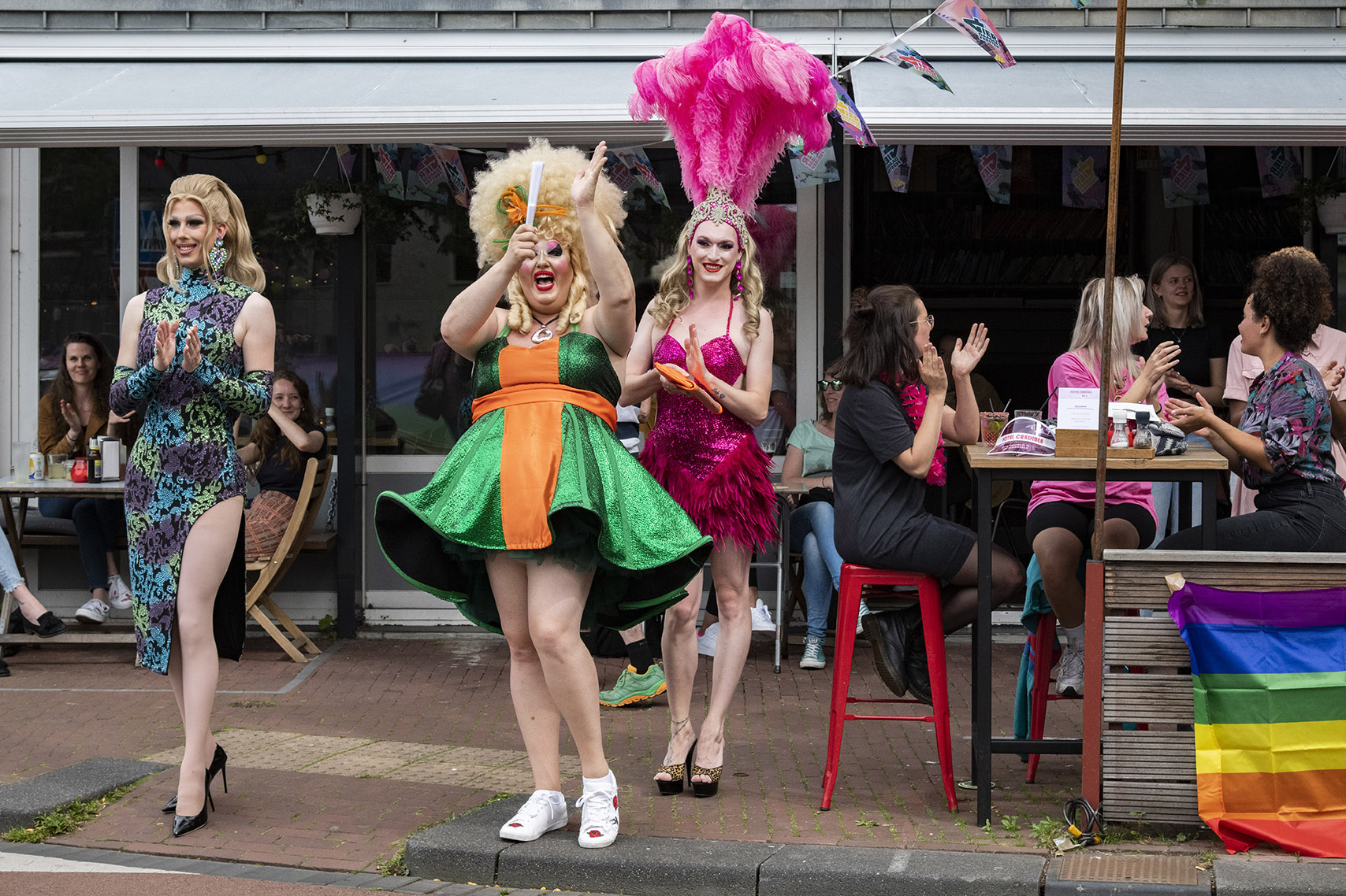 PR dgfoto Gelderlander Nijmegen: Roze Woensdag COC Nijmegen loopt met enorme regenboogbanier door centrum van Nijmegen. [trefwoorden: regenboog, regenboogvlag, LHBTI, diversiteit][op de foto: dragqueens bij Hotel Credible]